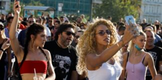 Συγκέντρωση διαμαρτυρίας έξω από τη Βουλή για το κλείσιμο των νυχτερινών κέντρων τα μεσάνυχτα
