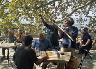 Καλάμι το δώρο του Στέλιου Λημνιού στη Σοφία Σακοράφα