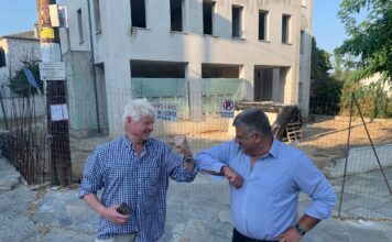 Για «επιθεώρηση» του νέου δημαρχείου στην Αργαλαστή ο Στάνλεϊ Τζόνσον