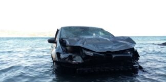 Αυτοκίνητο έπεσε από τον γκρεμό στη θάλασσα