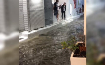 Ισχυρή νεροποντή… έπνιξε τη Μύκονο: Πλημμύρισαν σοκάκια, προβλήματα στην ηλεκτροδότηση
