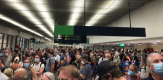 Απίστευτες εικόνες συνωστισμού στο αεροδρόμιο της Ρόδου