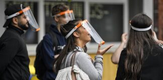 Πρόστιμο σε όσους φορούν μάσκα ασπίδα