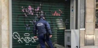 Αντιδράσεις προκαλεί η φωτογραφία με τον αστυνομικό να σπρώχνει με το πόδι του άστεγο