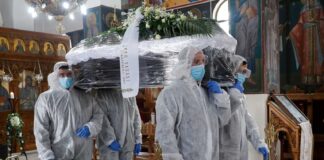 Κηδεία στην εποχή του κορωνοϊού – Εικόνες «μαχαιριά» από το «τελευταίο ταξίδι»