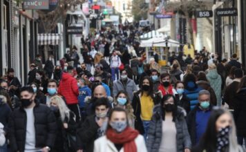 «Λαοθάλασσα» για ψώνια λίγο πριν τα νέα αυστηρότερα μέτρα -Απίστευτες εικόνες συνωστισμού