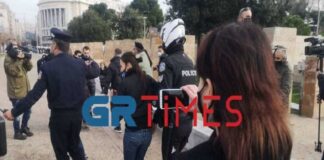 Ένταση και προσαγωγές στον Λευκό Πύργο – Άτομα έριξαν το σταυρό