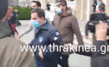 Έριξαν αβγά και καφέδες στον Υπουργό Μετανάστευσης (video)