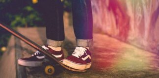 Νεαρός χτύπησε με skateboard αστυνομικό στο κεφάλι