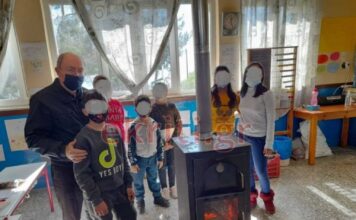 Μάθημα με ξυλόσομπα παρά το κρύο σε Δημοτικό σχολείο