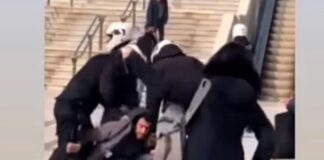 Οι αστυνομικοί καταγγέλλουν… απόπειρα κλοπής από το νεαρό που ξυλοφόρτωσαν