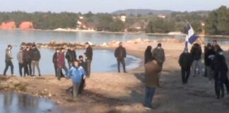 Μπροστά κάτοικοι και πίσω μπουλντόζες – «Βάζουν ταφόπλακα στην παραλία μας»
