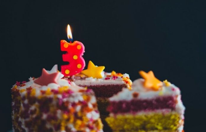 birthday-cake-with-3-canlde-min