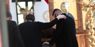 Συγκλόνισε ο επικήδειος του Δημήτρη Καραϊβάζ