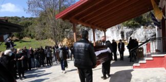 Κηδεία Γιώργου Καραϊβάζ: Το τραγούδι που ακούστηκε με επιθυμία του γιου του (video)