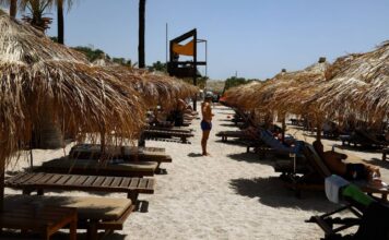 Έκανε γυμνός βόλτες στην παραλία και… κατέληξε στο Τμήμα