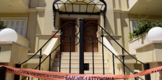 Ο πιλότος έπνιξε το σκύλο με τα χέρια του και τον κρέμασε στη σκάλα του σπιτιού
