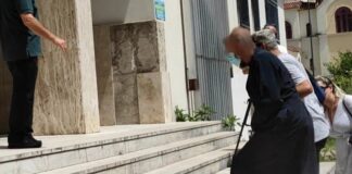Η μητέρα των κοριτσιών κατέθεσε υπέρ του ιερέα που προφυλακίστηκε για τον βιασμό τους
