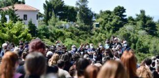 Η σκηνή στην κηδεία της Καρολάιν που έβαλε σε σκέψεις-«Τότε έδειξε ο πιλότος πως ήταν ένοχος»