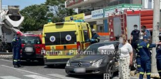 Αυτοκίνητο συγκρούστηκε με μπετονιέρα – Εγκλωβίστηκε οδηγός (video)