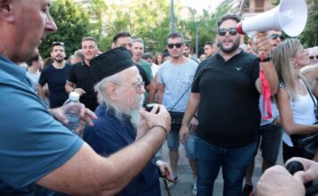 Αρνητής ιερέας περιγράφει τι φαντάζεται ότι θα γίνει αν προχωρήσουν οι εμβολιασμοί