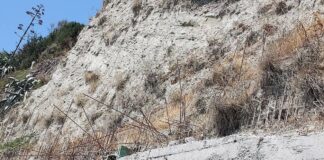 17χρονος έπεσε από γκρεμό και καρφώθηκε σε σιδερόβεργα