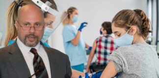 Kάθετα αντίθετος με τον εμβολιασμό των ανηλίκων ο Κούβελας: «Δεν ξέρουμε τις επιπτώσεις» (video)