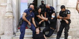 Λιποθυμίες έξω από τα δικαστήρια κατά τη μεταγωγή του 27χρονου δολοφόνου