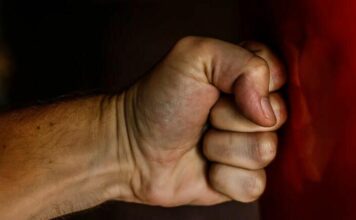 Στο νοσοκομείο 56χρονος μετά από άγριο ξυλοδαρμό έξω από μπαρ