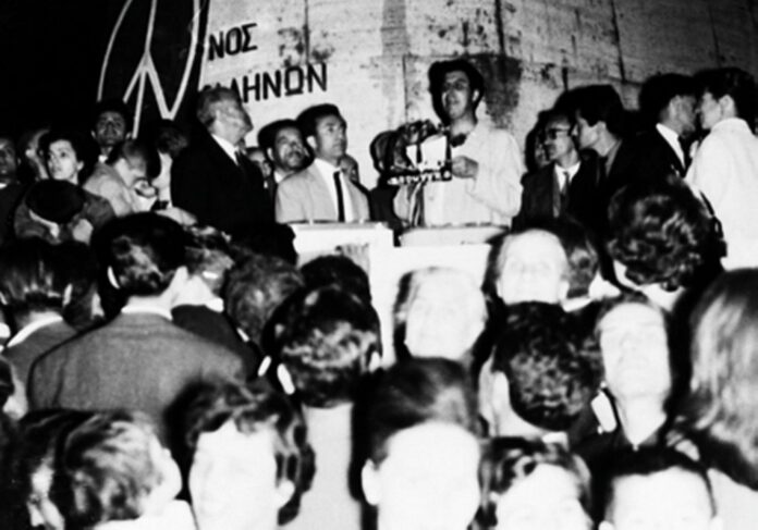 1964-05-14_Ο-Μ.-Θεοδωράκης-στο-Πεδίον-του-Άρεως-μετά-τον-τερματισμό-της-Πορείας-Ειρήνης-112-1024x717