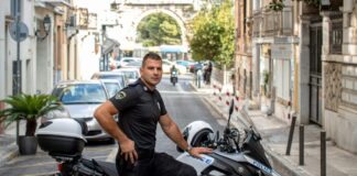 Μετάθεση με αιχμές για τον πρώτο ανοιχτά γκέι αστυνομικό: «Πρέπει να φεύγεις αν δε σε αφήνουν να εργαστείς»