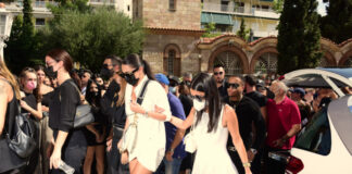Συντετριμμένη και ντυμένη στα λευκά η Αρετή στην κηδεία του Mad Clip