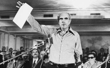 Ο Ανδρέας Παπανδρέου ενώνει το κόμμα 30 χρόνια μετά τον θάνατό του και «κλείνει» τα εσωκομματικά μέτωπα