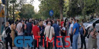 Η στιγμή που οι ανεμβολίαστοι του ΑΧΕΠΑ παίρνουν το χαρτί για την αναστολή εργασίας