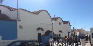 Ντυμένοι στα άσπρα στην κηδεία της Ντόρας