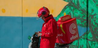 Η efood υποσχέθηκε bonus σε όσους κάνουν delivery εν μέσω της σφοδρής καταιγίδας