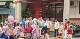 Γλέντι έξω από μαιευτήριο! Ο μπαμπάς 20, ο παππούς 36 και ο προπάππος 50 ετών