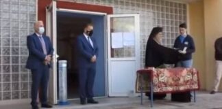 Επεισοδιακός αγιασμός σε σχολείο – «Να κρατάω τον σταυρό και να φοράω μάσκα;» (βίντεο)