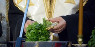 Με κορονοϊό ιερέας που έκανε αγιασμό σε σχολείο – Δείτε την εικόνα που επιβεβαίωσε τη φημολογία