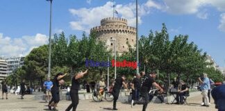 Χορεύουν ζεϊμπέκικο στον Λευκό Πύργο για τον Μίκη