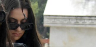 Απαρηγόρητη η Αρετή στο μνημόσυνο για τις σαράντα ημέρες από την απώλεια του ράπερ
