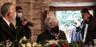 Γεμάτο τριαντάφυλλα το φέρετρο της Φώφης Γεννηματά (εικόνες)