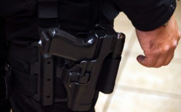 Αστυνομικός πυροβόλησε δύο φορές μέσα σε τμήμα … κατά λάθος