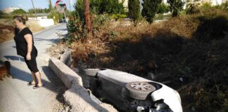 Αυτοκίνητο έπεσε μέσα σε ρέμα