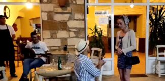Της έκανε πρόταση γάμου σε ταβέρνα – Σχεδόν απρόθυμα το «ναι»