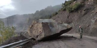 Τεράστιος βράχος έπεσε κοντά σε σπίτι και έκοψε τον δρόμο στα δύο