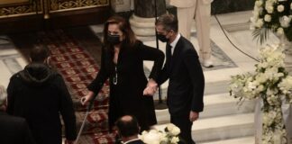 Συγκινημένη και υποβασταζόμενη η Ντόρα Μπακογιάννη στο τελευταίο «αντίο» στη Φώφη Γεννηματά
