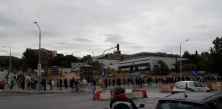 Φοιτητές περιμένουν σε ατελείωτες ουρές για ένα πιάτο φαγητό