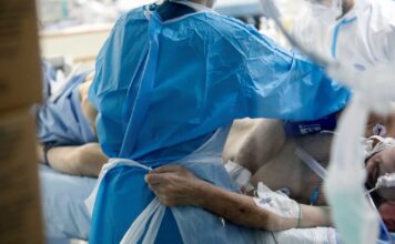 Γιατί η Ελλάδα καταγράφει 80 με 90 νεκρούς καθημερινά