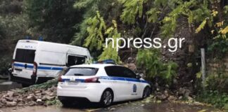 Κατολίσθηση πάνω από το αστυνομικό τμήμα καταπλάκωσε δύο περιπολικά – Δείτε εικόνες